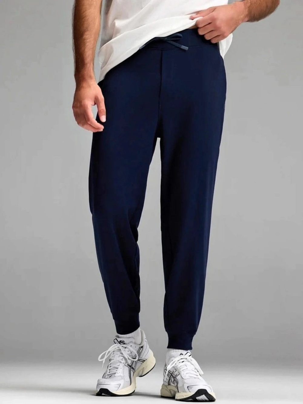Cozy Earth Men's Jogger navy Blue Pants, size Small, with zip pockets, NWT